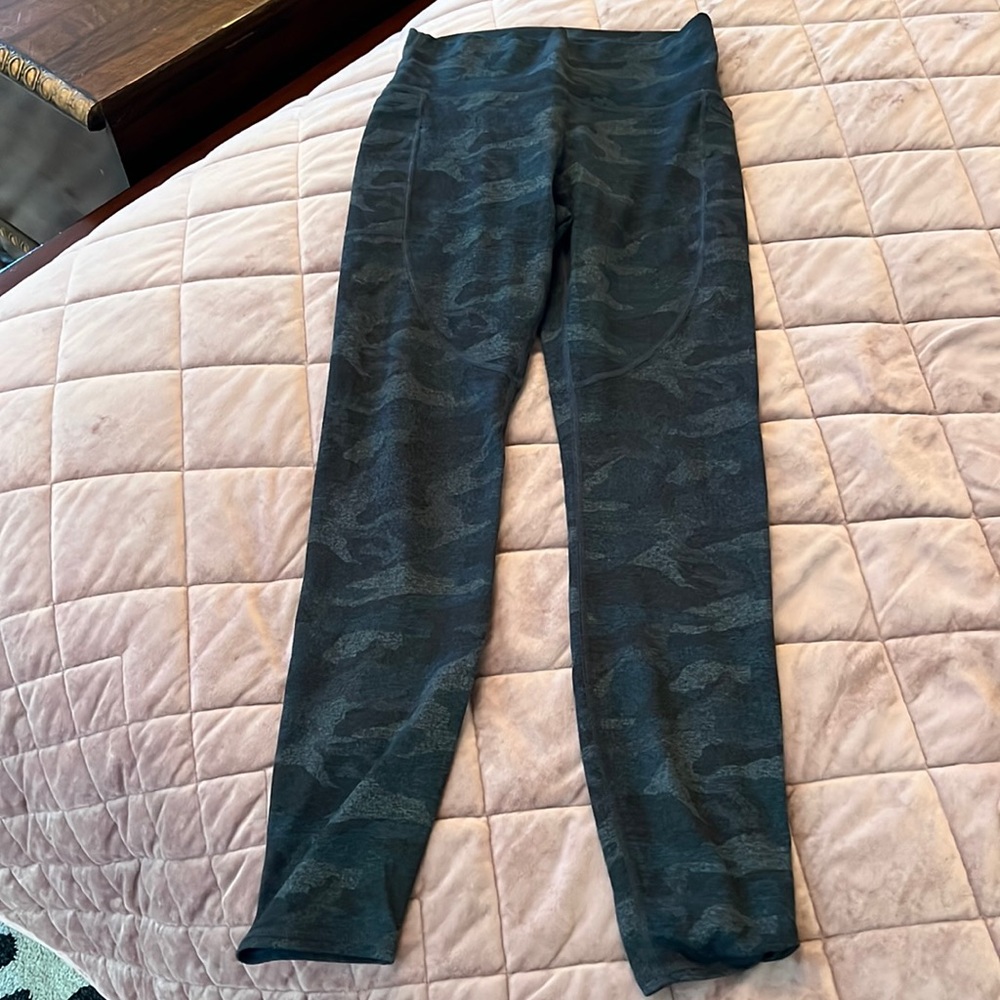 Vuori Elevation Performance Legging - Dark Camo, size xs